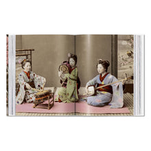 Load image into Gallery viewer, Japan 1900. A Portrait in Color (German, French, English)
