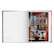 Load image into Gallery viewer, Walter Chandoha. Cats. Photographs 1942–2018 (German, French, English)