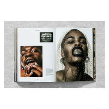Load image into Gallery viewer, Ice Cold. A Hip-Hop Jewelry History (German, French, English)